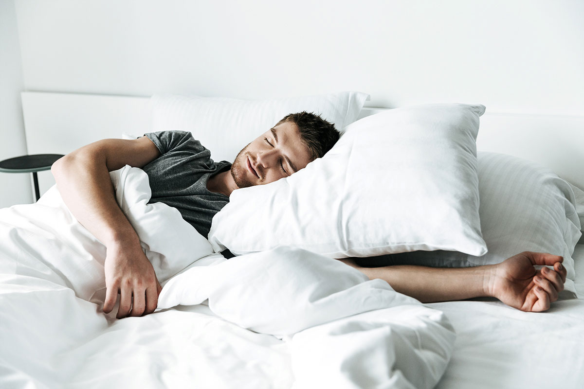nieodpowiednia pozycja w czasie snu może wywołać chrapanie - zapewnij odpowiednie podparcie głowy podczas snu