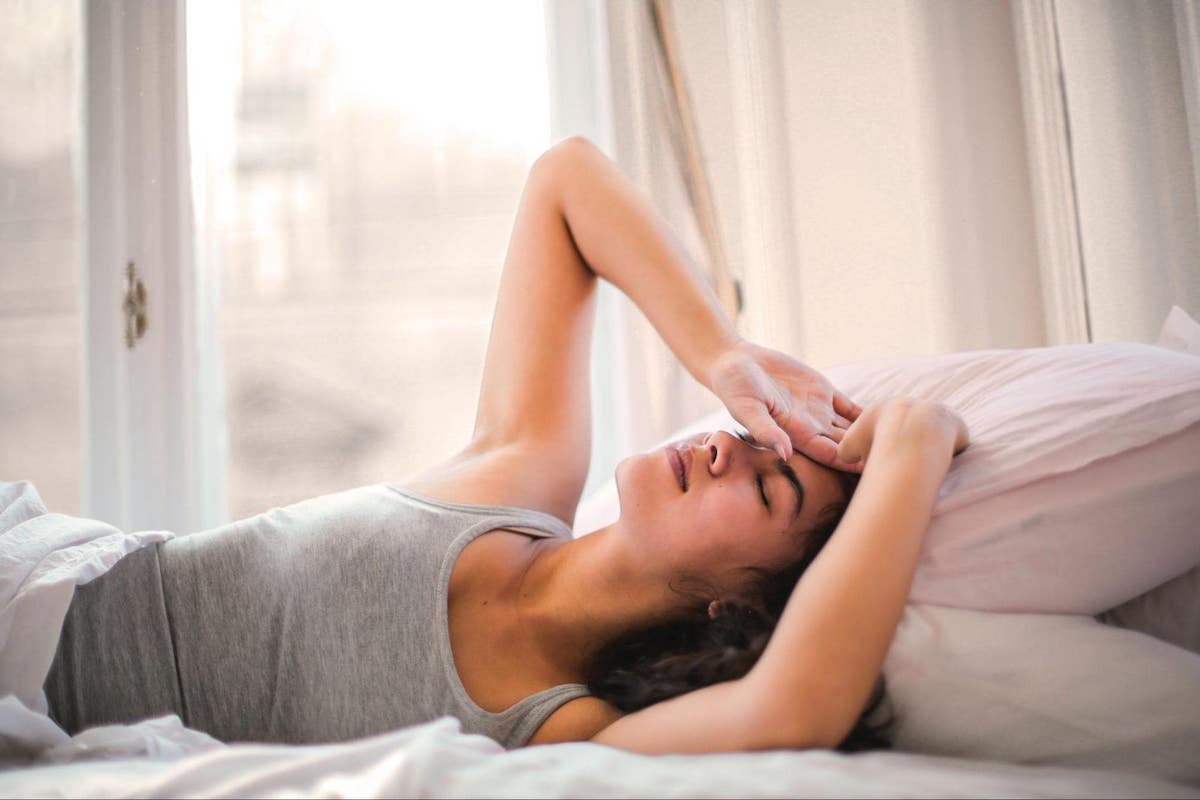 Poranne bóle głowy - dlaczego odczuwamy dolegliwości zaraz po przebudzeniu?
